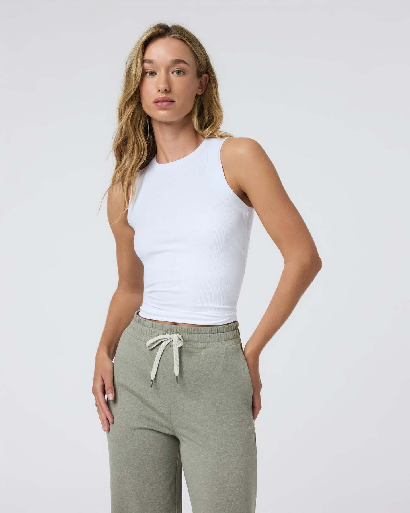 Pose Modern Tank